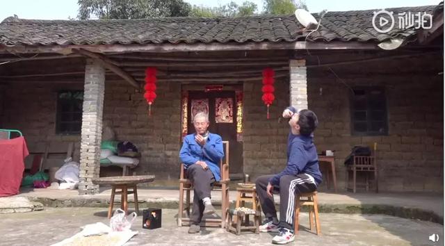24歲男孩「隱居鄉村種田養雞」陪外公生活！祖孫天天「攜手唱歌做飯」享受日常：其實大家也做得到