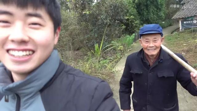 24歲男孩「隱居鄉村種田養雞」陪外公生活！祖孫天天「攜手唱歌做飯」享受日常：其實大家也做得到
