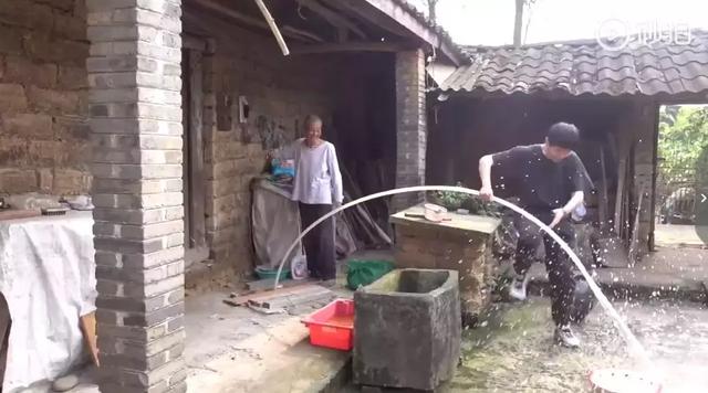 24歲男孩「隱居鄉村種田養雞」陪外公生活！祖孫天天「攜手唱歌做飯」享受日常：其實大家也做得到