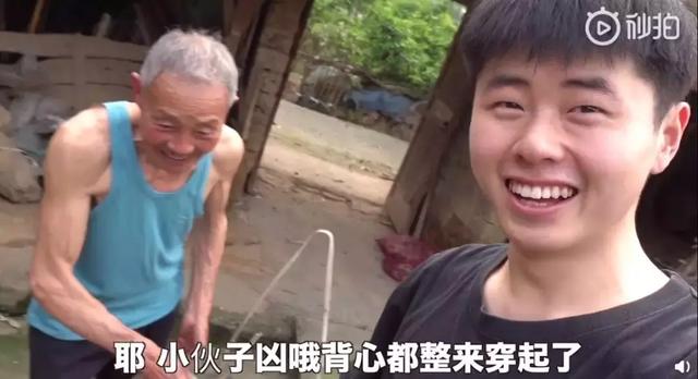 24歲男孩「隱居鄉村種田養雞」陪外公生活！祖孫天天「攜手唱歌做飯」享受日常：其實大家也做得到