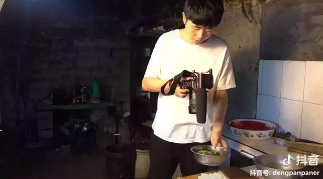 24歲男孩「隱居鄉村種田養雞」陪外公生活！祖孫天天「攜手唱歌做飯」享受日常：其實大家也做得到