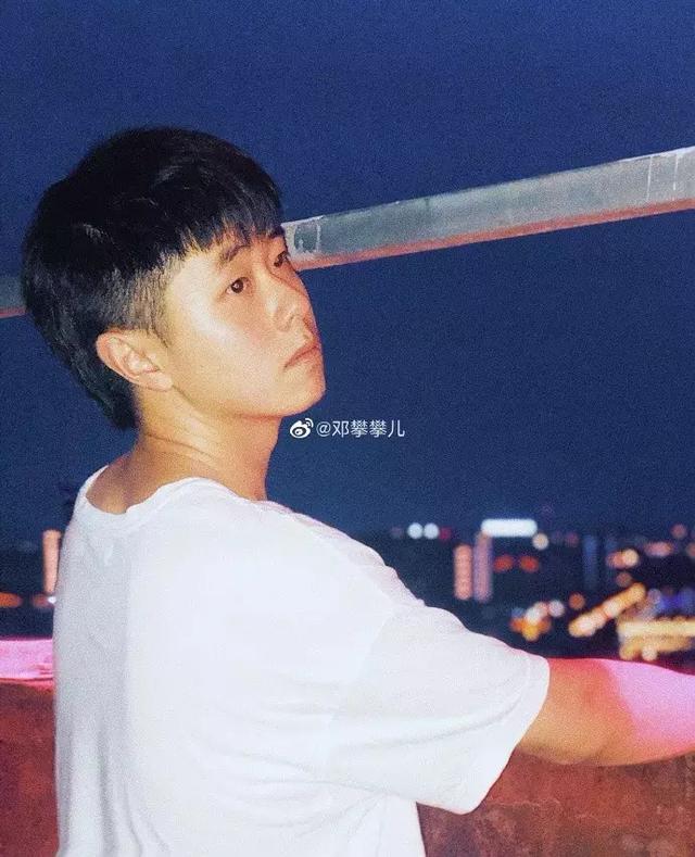 24歲男孩「隱居鄉村種田養雞」陪外公生活！祖孫天天「攜手唱歌做飯」享受日常：其實大家也做得到