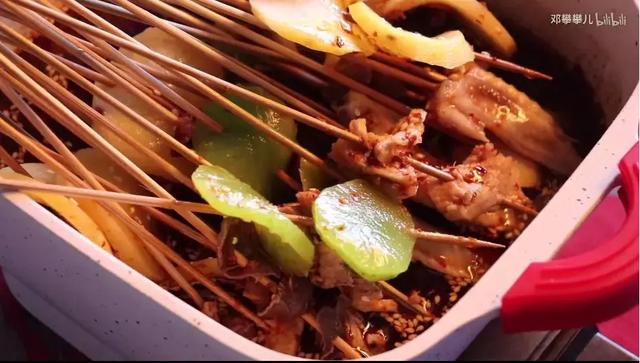 24歲男孩「隱居鄉村種田養雞」陪外公生活！祖孫天天「攜手唱歌做飯」享受日常：其實大家也做得到