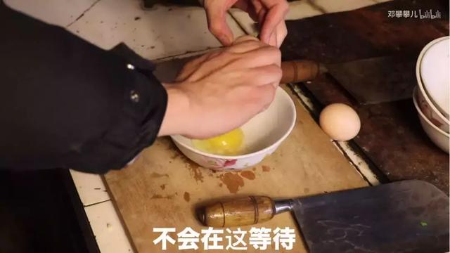 24歲男孩「隱居鄉村種田養雞」陪外公生活！祖孫天天「攜手唱歌做飯」享受日常：其實大家也做得到
