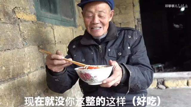 24歲男孩「隱居鄉村種田養雞」陪外公生活！祖孫天天「攜手唱歌做飯」享受日常：其實大家也做得到