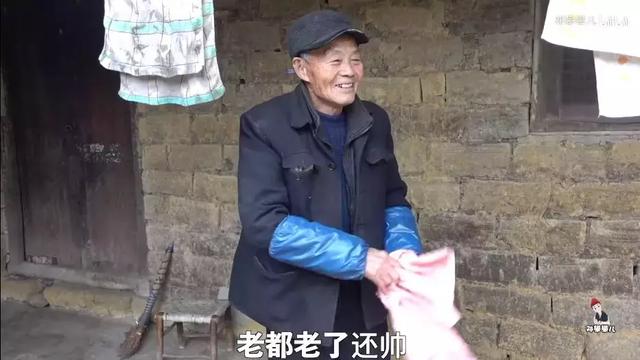 24歲男孩「隱居鄉村種田養雞」陪外公生活！祖孫天天「攜手唱歌做飯」享受日常：其實大家也做得到