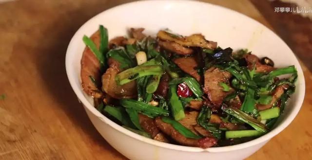 24歲男孩「隱居鄉村種田養雞」陪外公生活！祖孫天天「攜手唱歌做飯」享受日常：其實大家也做得到