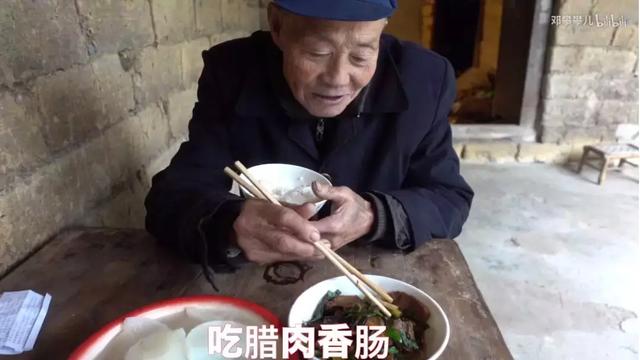 24歲男孩「隱居鄉村種田養雞」陪外公生活！祖孫天天「攜手唱歌做飯」享受日常：其實大家也做得到
