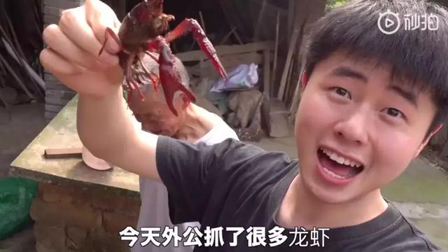 24歲男孩「隱居鄉村種田養雞」陪外公生活！祖孫天天「攜手唱歌做飯」享受日常：其實大家也做得到