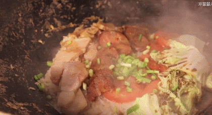 24歲男孩「隱居鄉村種田養雞」陪外公生活！祖孫天天「攜手唱歌做飯」享受日常：其實大家也做得到