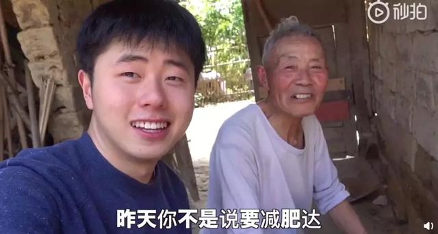 24歲男孩「隱居鄉村種田養雞」陪外公生活！祖孫天天「攜手唱歌做飯」享受日常：其實大家也做得到