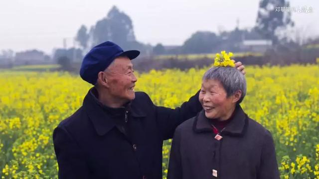 24歲男孩「隱居鄉村種田養雞」陪外公生活！祖孫天天「攜手唱歌做飯」享受日常：其實大家也做得到