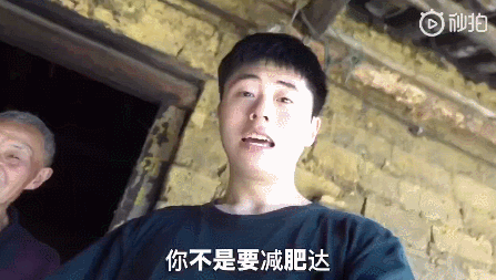 24歲男孩「隱居鄉村種田養雞」陪外公生活！祖孫天天「攜手唱歌做飯」享受日常：其實大家也做得到