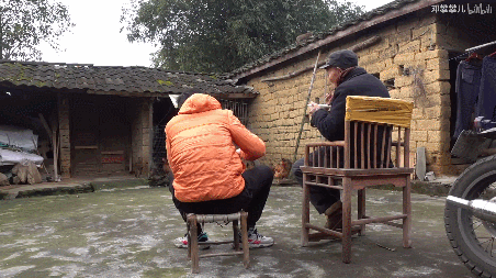 24歲男孩「隱居鄉村種田養雞」陪外公生活！祖孫天天「攜手唱歌做飯」享受日常：其實大家也做得到