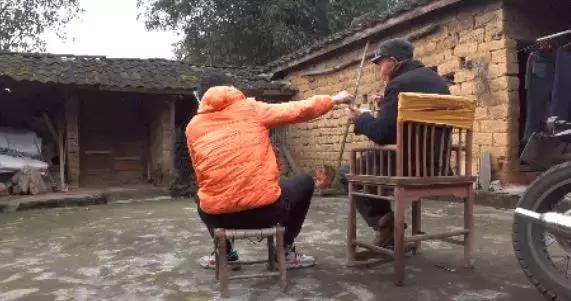 24歲男孩「隱居鄉村種田養雞」陪外公生活！祖孫天天「攜手唱歌做飯」享受日常：其實大家也做得到