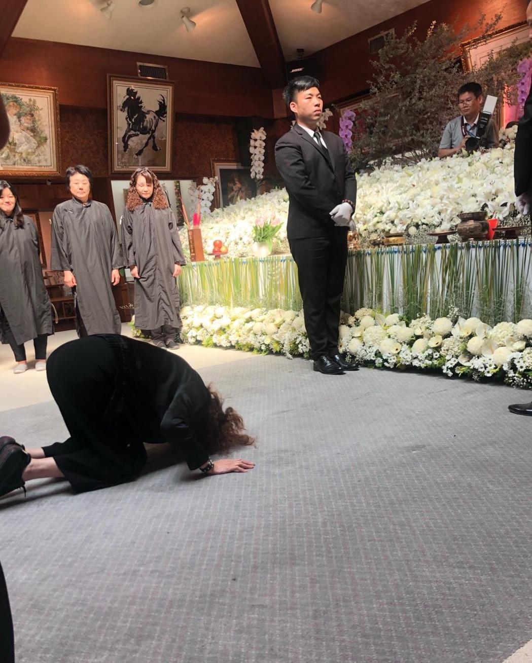 離婚婆媳情義在！周丹薇前夫母離開「行3跪拜大禮」全身趴地哭　每月探望兩老「當自己爸媽」