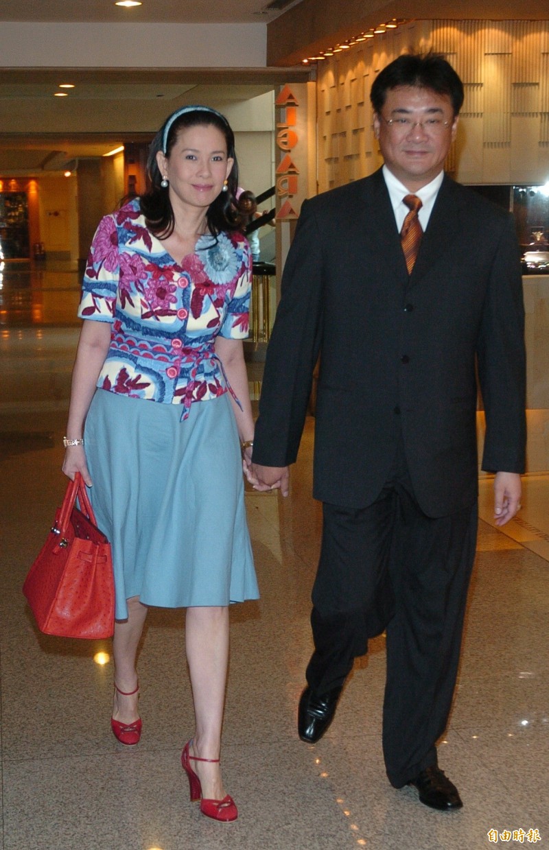 把公婆當爸媽！66歲女星前婆婆離世「行3跪拜大禮」全身趴地哭　每月探望兩老「替前夫盡孝道」