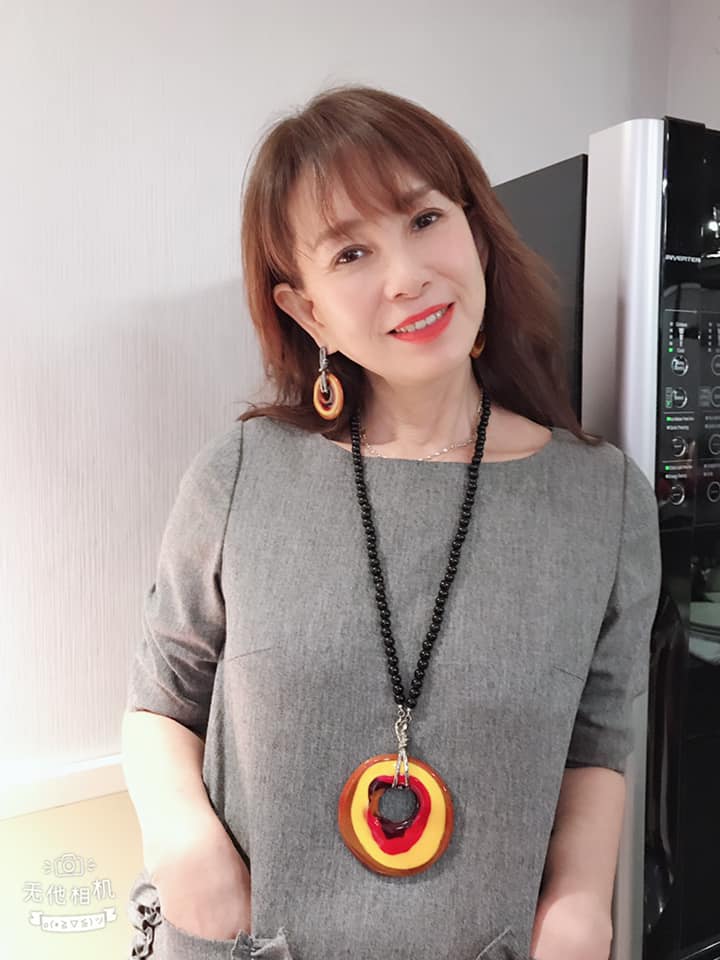 把公婆當爸媽！66歲女星前婆婆離世「行3跪拜大禮」全身趴地哭　每月探望兩老「替前夫盡孝道」
