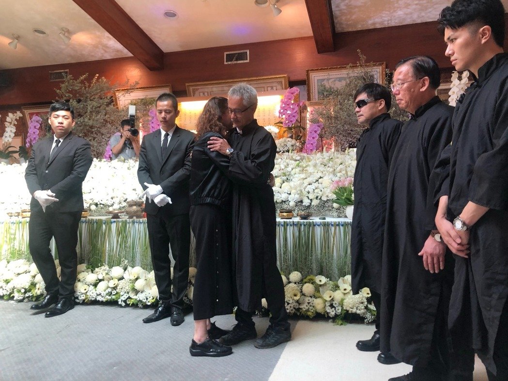 把公婆當爸媽！66歲女星前婆婆離世「行3跪拜大禮」全身趴地哭　每月探望兩老「替前夫盡孝道」