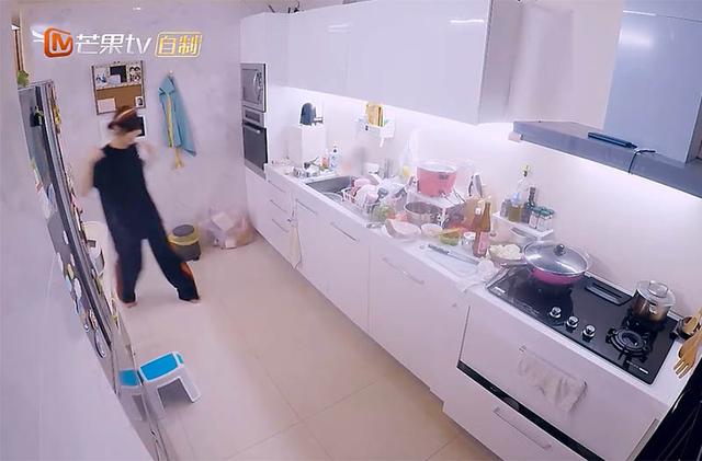 賈靜雯家中布置完美公開！　客廳沒茶几「空間超寬敞」浴室小而美「插座設計」藏巧思