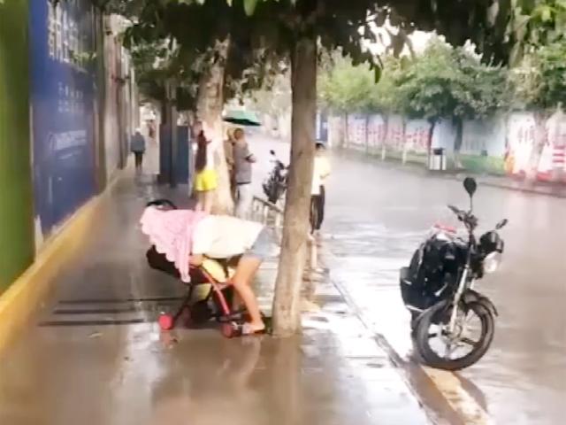 母愛動容！「突下大雨」母子無處可躲　媽媽「用全身擋雨」感動網友