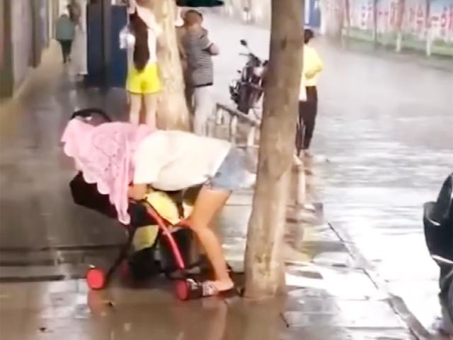 母愛動容！「突下大雨」母子無處可躲　媽媽「用全身擋雨」感動網友