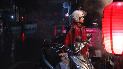 一天工作18小時！黑手爸「深夜兼差當外送員」哽咽：想讓孩子過好日子　硬擠笑容「店裡虧錢也不願收掉」