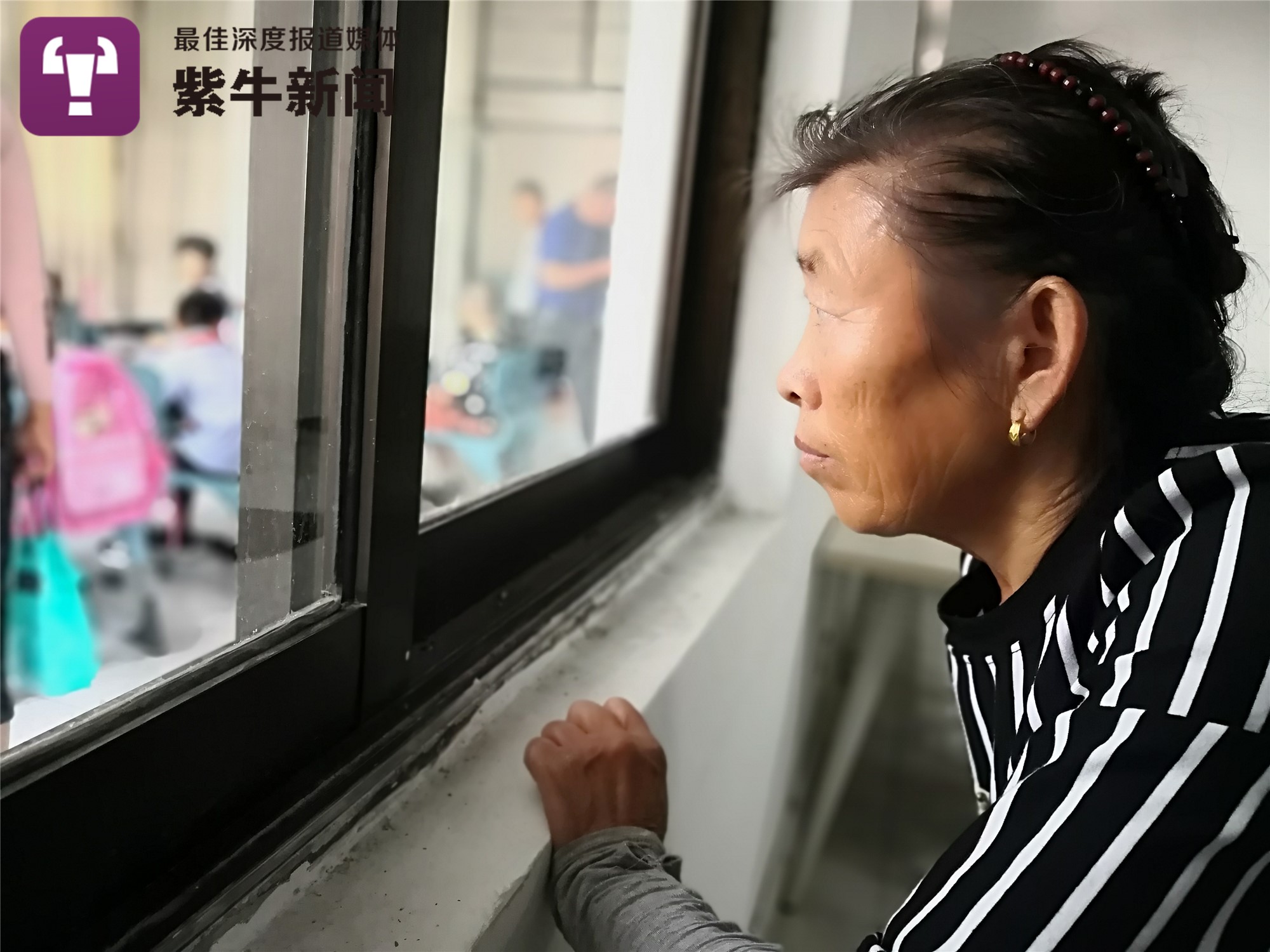 最美老奶奶！每天「教室外偷聽上課」伴讀特教孫　老師「刻意放大音量」暖舉感動網友