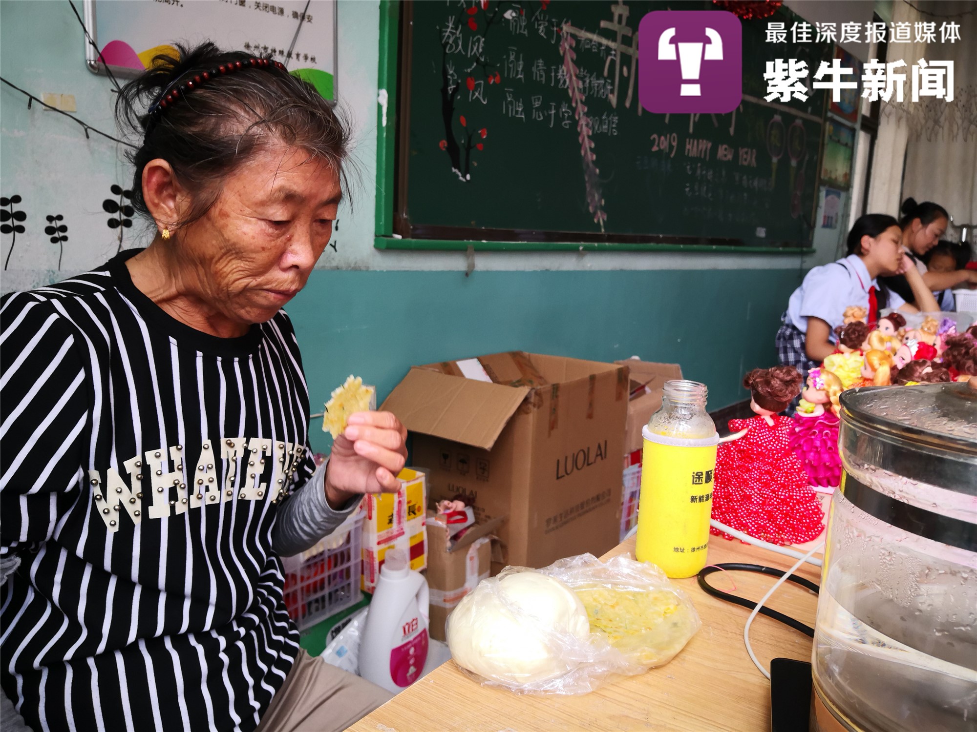 最美老奶奶！每天「教室外偷聽上課」伴讀特教孫　老師「刻意放大音量」暖舉感動網友