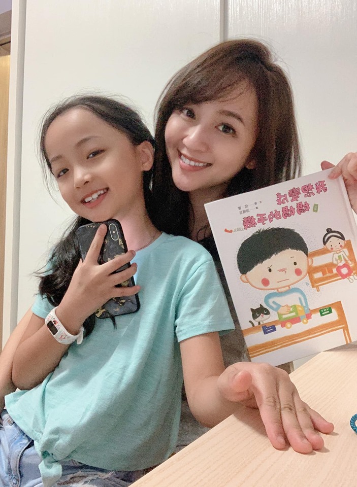 美女主播寵獨生女「一週學6才藝」！學費存到大學「每年出國玩3次」　夫妻不當小孩負荷：已找好安養院