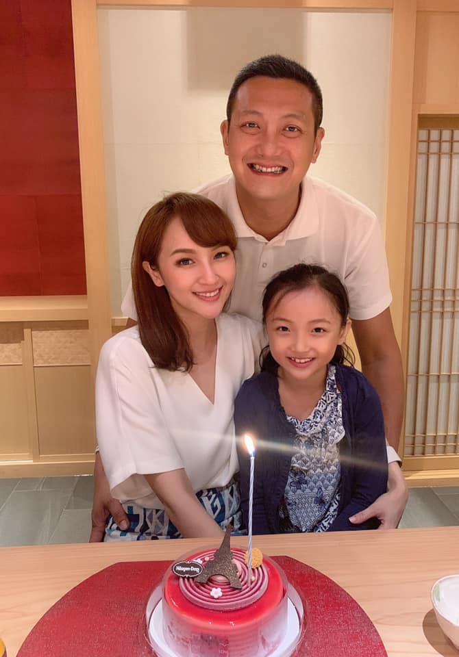 美女主播寵獨生女「一週學6才藝」！學費存到大學「每年出國玩3次」　夫妻不當小孩負荷：已找好安養院