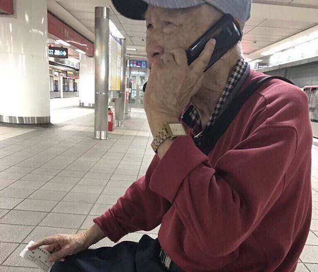能幫我打電話嗎？陌生阿公「手握10年前名片」在捷運站求助　女大生路過幫忙「一打通哭出聲」：謝謝你