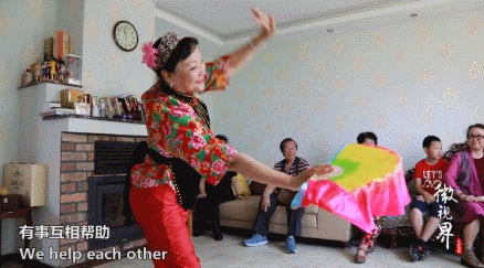 不給子女添麻煩！15位7旬老人「抱團養老」：一起住別墅「養雞種菜跳舞」