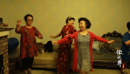 不給子女添麻煩！15位7旬老人「抱團養老」：一起住別墅「養雞種菜跳舞」