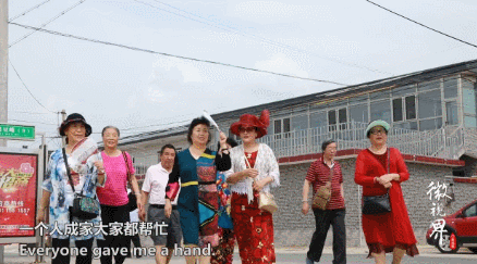 不給子女添麻煩！15位7旬老人「抱團養老」：一起住別墅「養雞種菜跳舞」