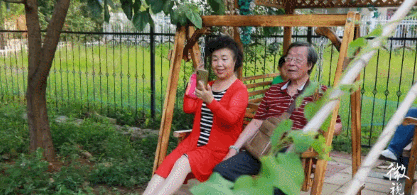 不給子女添麻煩！15位7旬老人「抱團養老」：一起住別墅「養雞種菜跳舞」