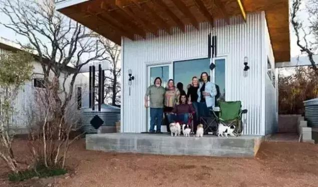 不給子女添麻煩！15位7旬老人「抱團養老」：一起住別墅「養雞種菜跳舞」