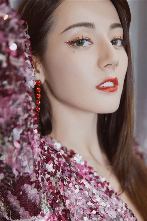 迪麗熱巴校花表妹「照片中逆天級美貌」被稱讚!首度公開露面「零P圖真實顏值」網看呆:修圖修很大