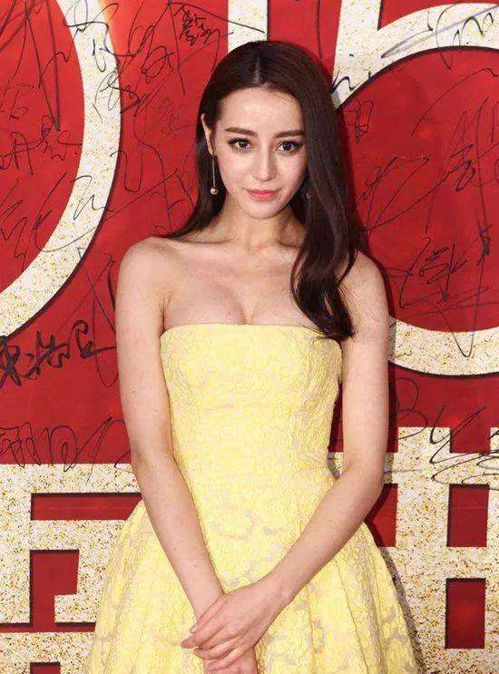 女星粉底液塗全身？當熱巴從墊子上離開時，「遺留的痕迹」讓人尷尬：為顯白有多浪費化妝品