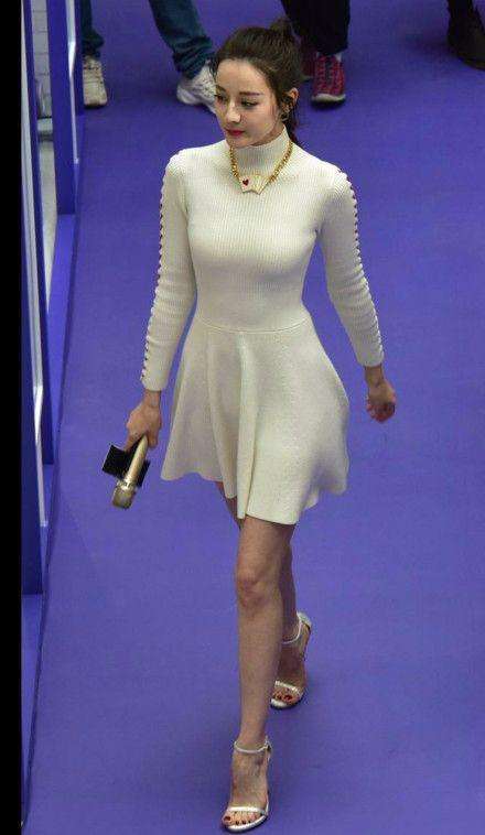 女星粉底液塗全身？當熱巴從墊子上離開時，「遺留的痕迹」讓人尷尬：為顯白有多浪費化妝品