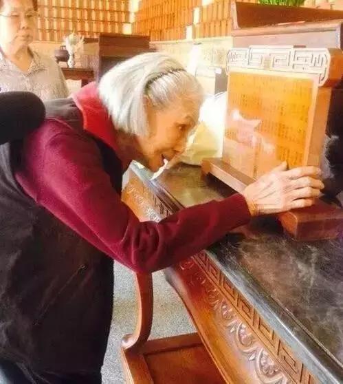 漂洋過海來看你！93歲阿嬤「苦尋初戀77年」　遠赴台灣只為看一眼他的名字：愛你怎能輕易忘記？