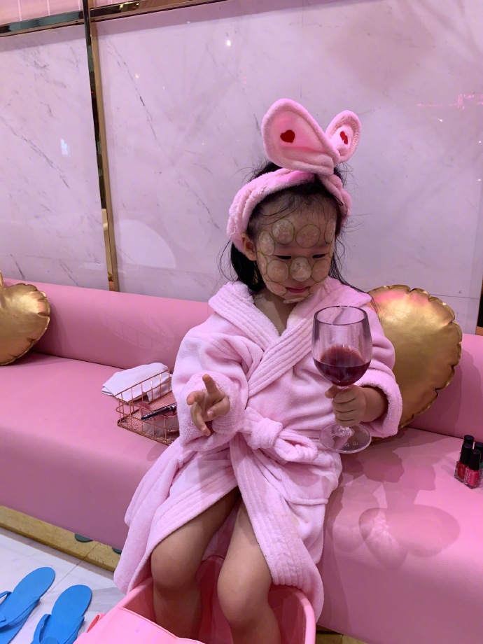 伊能靜曬3歲女兒SPA照！心疼「小米粒勤練舞學英語」好好犒賞　還做「美甲敷黃瓜」