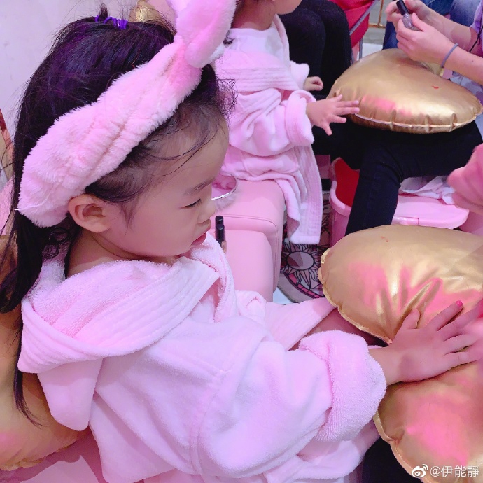 伊能靜曬3歲女兒SPA照！心疼「小米粒勤練舞學英語」好好犒賞　還做「美甲敷黃瓜」