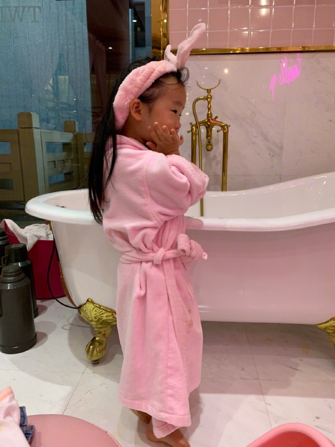 伊能靜曬3歲女兒SPA照！心疼「小米粒勤練舞學英語」好好犒賞　還做「美甲敷黃瓜」