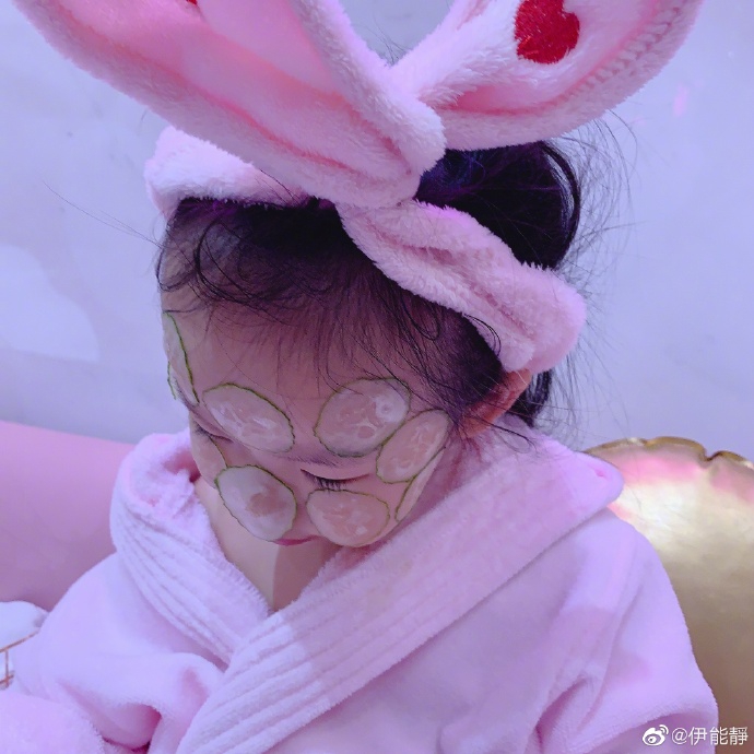 伊能靜曬3歲女兒SPA照！心疼「小米粒勤練舞學英語」好好犒賞　還做「美甲敷黃瓜」
