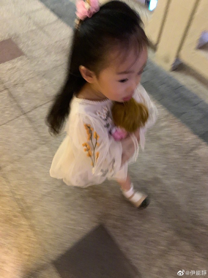 伊能靜曬3歲女兒SPA照！心疼「小米粒勤練舞學英語」好好犒賞　還做「美甲敷黃瓜」