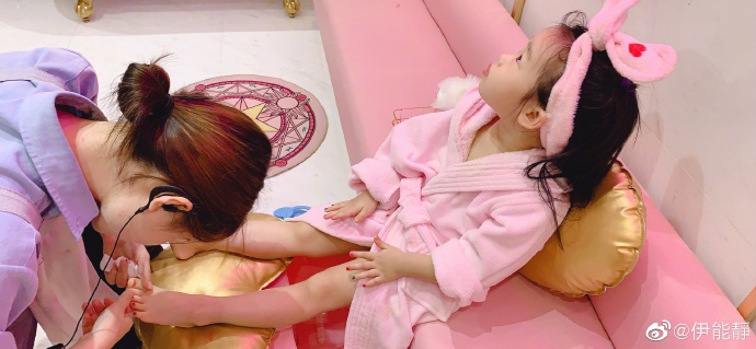 伊能靜曬3歲女兒SPA照！心疼「小米粒勤練舞學英語」好好犒賞　還做「美甲敷黃瓜」