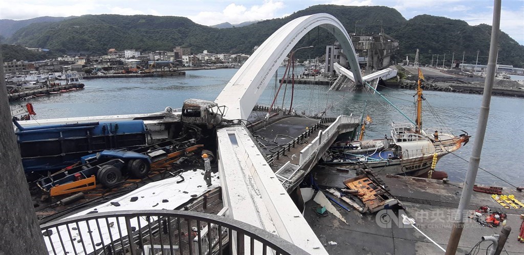 5人失蹤！南方澳跨海大橋「花1千萬保養」整座瞬間崩塌　專家點出「問題不是油罐車」：曾警示過
