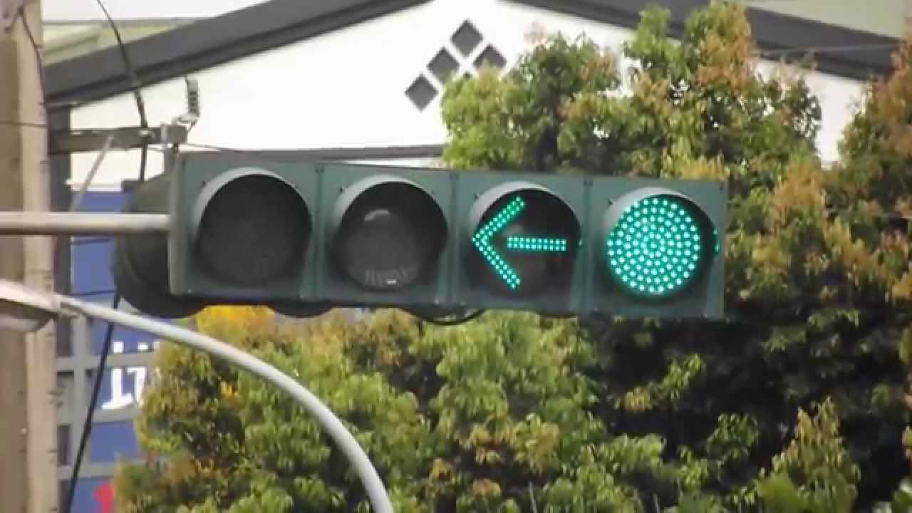綠燈了不走？民眾等號誌「箭頭燈亮才敢左轉」　警方澄清「圓形綠燈就能轉」網友：根本陷阱