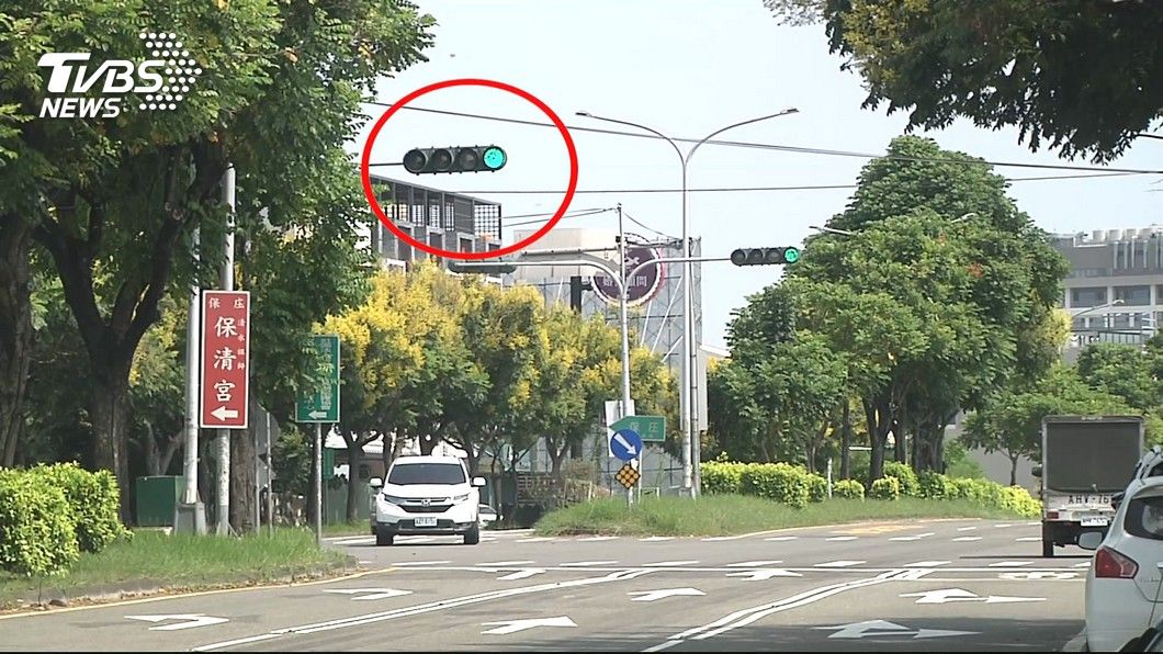 綠燈了不走？民眾等號誌「箭頭燈亮才敢左轉」　警方澄清「圓形綠燈就能轉」網友：根本陷阱